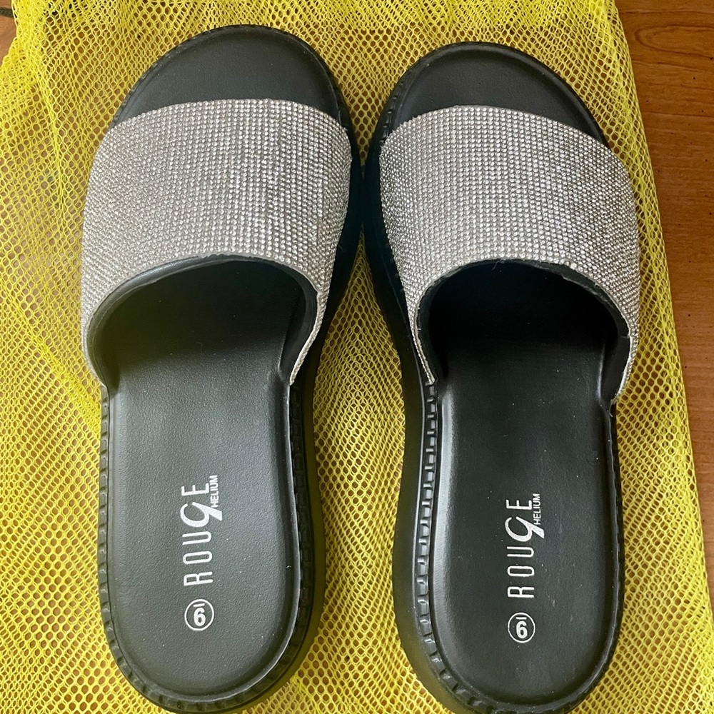 ⭐️NEW⭐️ Slide sandals with rhinestone detail - size 9